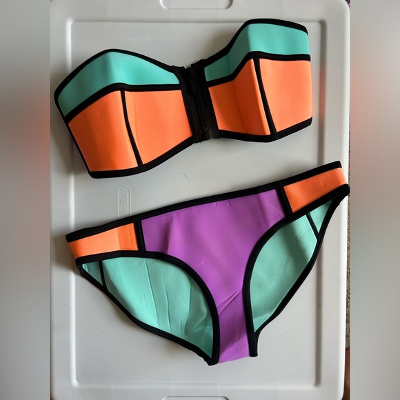 Very Gently Worn Triangl Lily Blueberry Burst Bikini - Picture 3 of 5